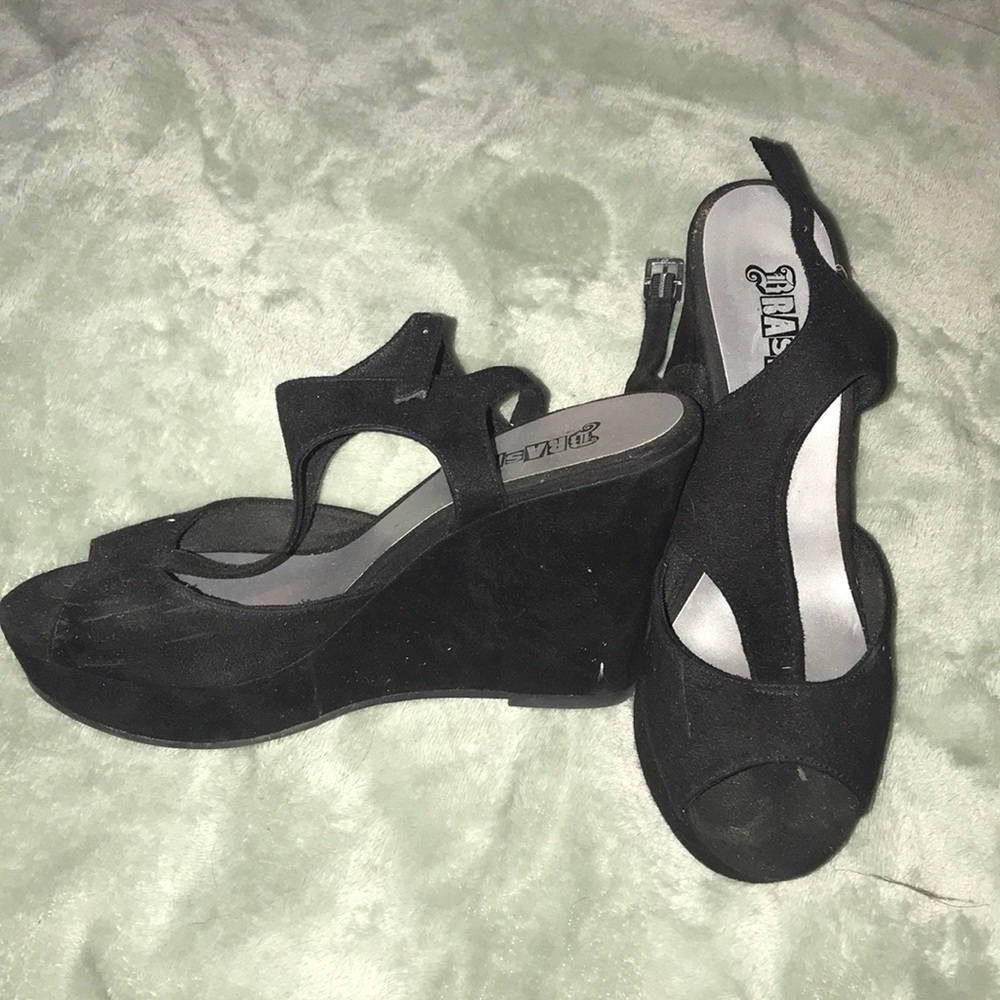 Black wedges